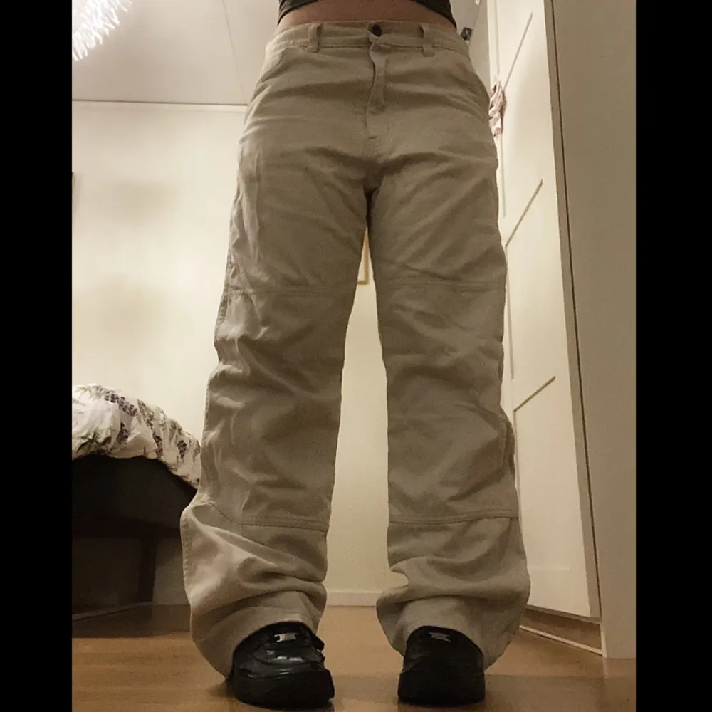 Cargo-jeans i benvit/beige färg  Innerbenslängd 85cm Midjebredd 46cm (x2) . Jeans & Byxor.