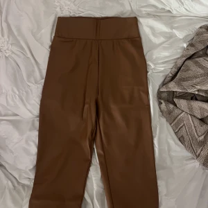Bruna skinn byxor - Aldeig använt dessa. De är jätte myaiga inn ifrån då de har ”ull” där inne vilket är bra till vintern. Inga defekter