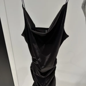 Sidenklänning - Svart sidenklänning från HM med indragningsbara sidor🖤