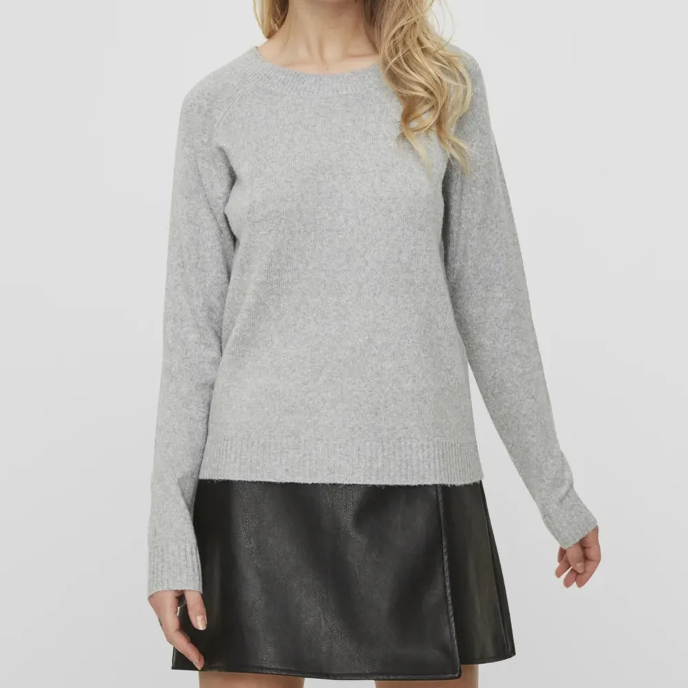 En stickad tröja från vero moda i färgen grå. Använd max 10 gånger och säljer den för att den inte längre är min stil. Jättemysig till hösten💕 Nypris 279kr men säljer den för 89kr🫶. Tröjor & Koftor.