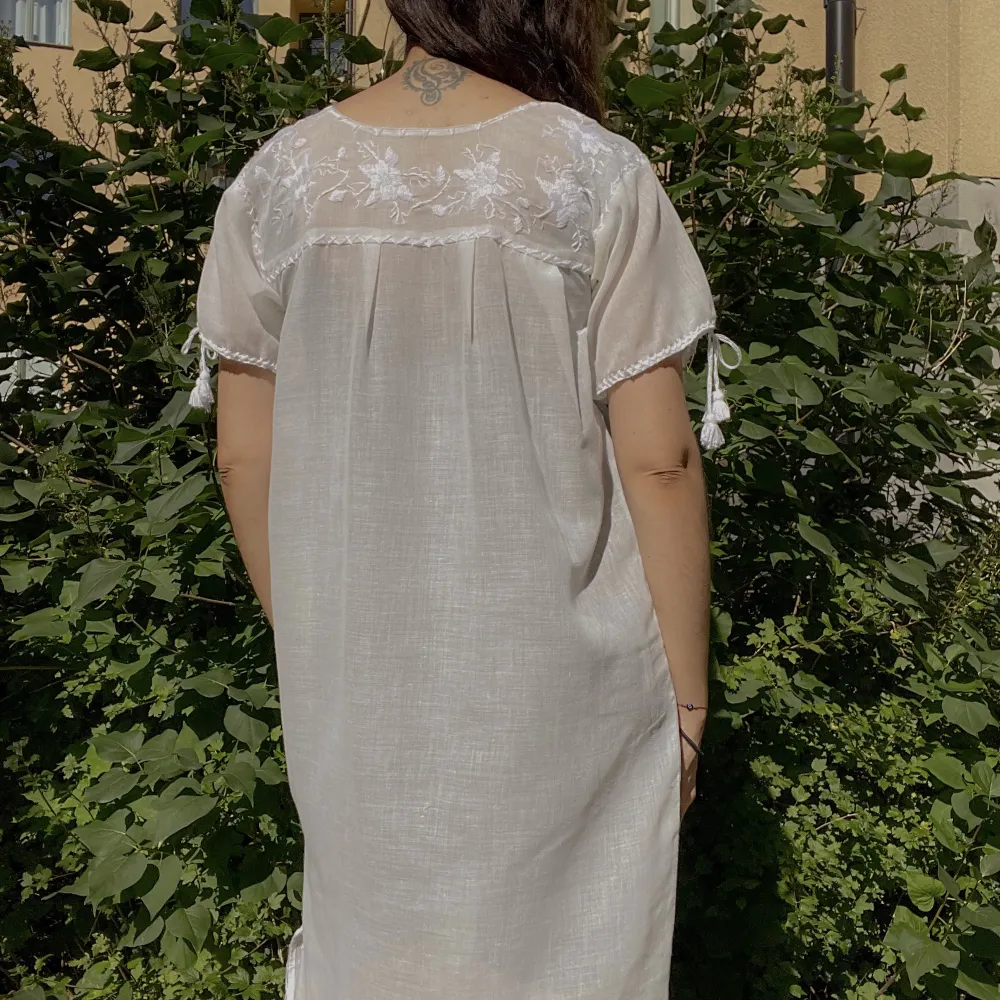 Vintage Dreamy Embroidered House Dress.  Romantic Cottage Core Style  Handmade with Tie Sleeves & Floral Embroidery  Model is 160cm (5”3) and generally fits XS/S.Very Good Condition.  100% Cotton . Klänningar.