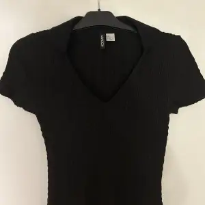 Helt oanvänd svart klänning från H&M! Mycket skönt och stretchigt material. Storlek S!