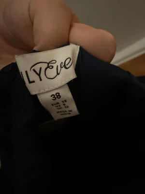 Bal/fest klänning  - Marinblå bal klänning. Aldrig andvänt, alla lappar kvar. Bra i stolek. 