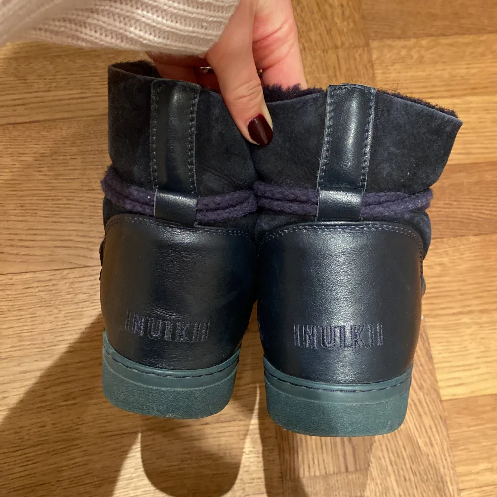 Super fina Inuikii vinter skor, de är ganska slitna men fortfarande skit snygga. Det är i den blåa färgen💗. Skor.