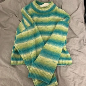 Randig stickad tröja - Säljer denna coola randiga tröjan från Gina Tricot! Aldrig använd så den är i nyskick 💚betalning via Swish 
