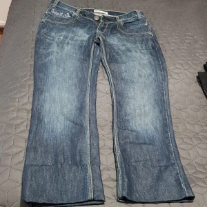 Jeans - Jag säljer  min jeans som är i jätte bra skick storlek 42. Köparen står för frakt.