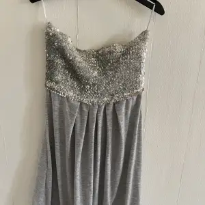 Kort klänning i nyskick! Passar storlek 36-38!🩶