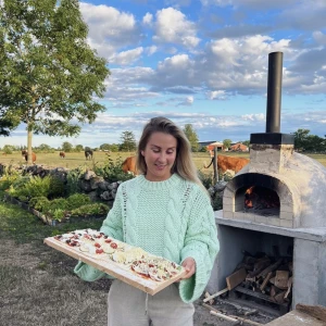 Stickad tröja från Nakd - Säljer min supergosiga tröja från nakd då den inte kommit till användning så mycket, endast använd 1-2 ggr så skicket är som nytt! Storlek xxs/xs, samma storlek som hon har på första bilden💚