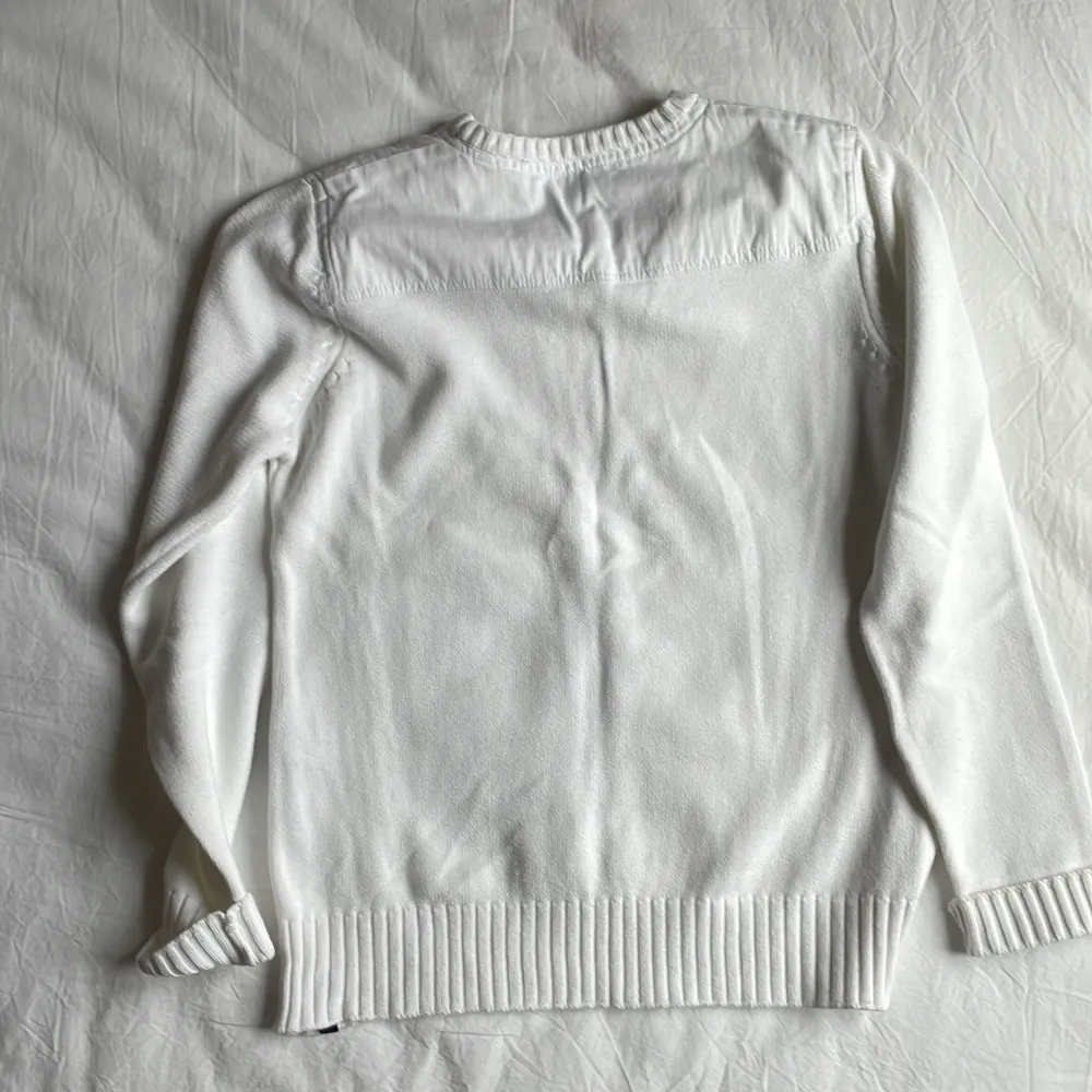 En ren vit stickad tröja från Jack & Jones i utmärkt skick. Denna är storlek S men passar även bra på någon som vanligtvis bär M . Den är tillverkad av mjuka material och har en fin textur. Den har en rund halsringning. Skriv för frågor och funderingar.. Tröjor & Koftor.