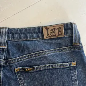Vintage lee jeans  i fint skick. 80 höft/midja, 72 innerbenslängd. 