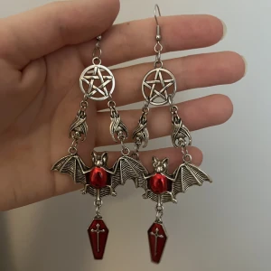 Gothic örhängen - cute stora gothic örhängen med fladdermöss och gravstenar<3 