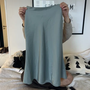 Satinkjol - Jättefin kjol i satin! Färgen är som på den första bilden. Knappt använd så bra kvalitet. Funkar jättebra att ha lite lägre på midjan men den är för liten på mig, därför jag säljer också🤍