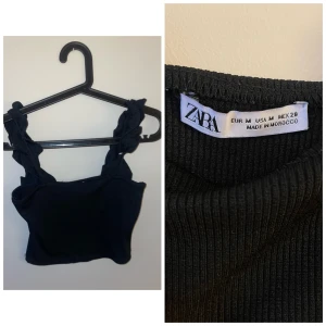 Croppat ribbat linne  - Söt topp med volang på banden.  Från ZARA   Hämtas i Högdalen eller skickas mot fraktkostnad 