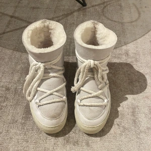 Inuikii - Säljer mina inuikis, sparsamt använda, Max 20 gånger. Har några fläckar men går lätt att få bort! 