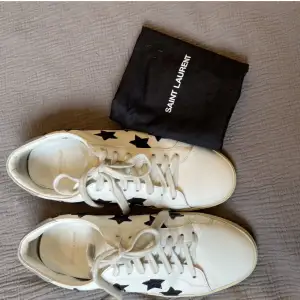 Supersnygga saint Laurent sneakers i storlek 40 men passar även 39. Säljer då de ej kommer till användning men har använt de fåtal gånger så de är därför i nyskick. Pris kan diskuteras vid snabb affär!!❤️❤️