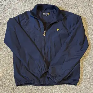 Tunn vindjacka från Lyle & Scott i mycket bra skick! Storlek Junior: 14/15 så skulle säga S eller XS. Hör av er vid eventuella funderingar! :)