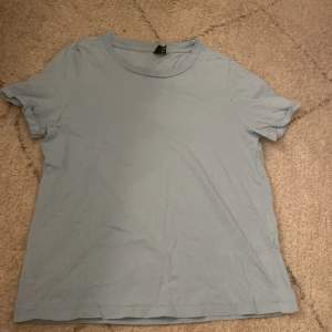 En basic ljus blå t-shirt köpt på Vera Moda för 200kr säljer för 100kr. Storlek Xs, bra material, Aldrig Använt.