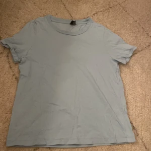 Blå t-shirt - En basic ljus blå t-shirt köpt på Vera Moda för 200kr säljer för 100kr. Storlek Xs, bra material, Aldrig Använt.