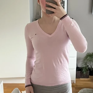 Tommy Hilfiger tröja - En stretchiga fräsch äkta Tommy Hilfiger tröja som har använts sparsamt 3 gånger. Det står att den är i storlek xxs men den sitter perfekt på mig som brukar har storlek xs/s/m i tröjor. Finns den kvar så finns den kvar!❤️❤️