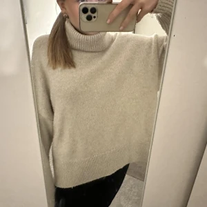 Stickad tröja  - Mysig stickad tröja, köparen står för frakt 💕