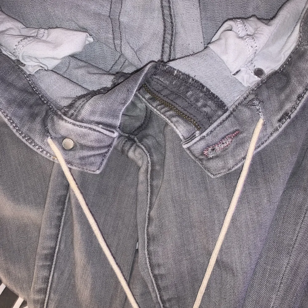 Grå low waist jeans med dragkejda nere (möjlighet till slits) och snöre i sömmen, ger möjlighet till att knyta åt och spänna byxorna bättre. Storlek XS/S(/M). Märket är oklart.. Jeans & Byxor.