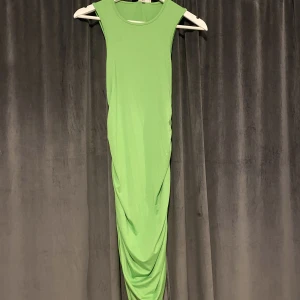 Grön klänning  - Helt ny klänning från Nelly aldrig använd, passformen är lite tight 