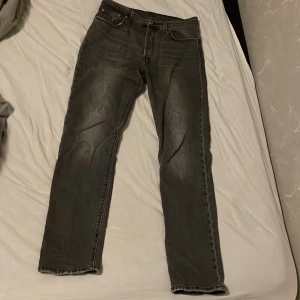 Levi’s jeans 501 - Ett par 501, skick på dessa är riktigt bra. Då jag köpte de för endast 2 månader sedan. Minsta fundering bara att skriva😊