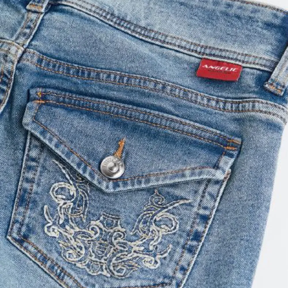 Ett par jeans från h&m som är fel strl för mig. Detalj på baksidan. Hör av er vid bilder, mått eller frågor💗 ordinarie pris:350kr tror jag💕slutsålda på h&m. Pris kan diskuteras.. Jeans & Byxor.