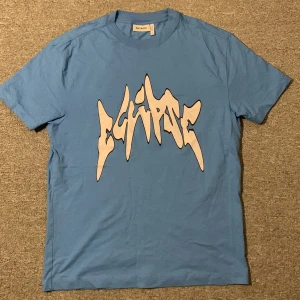 Weekday t shirt - Använd 1 gång säljer pga fel storlek