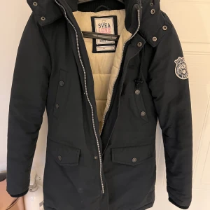 Vinterjacka  - Marinblå vinterjacka från Svea i storlek 170🤍Köpt i februari och är i väldigt bra skick! 