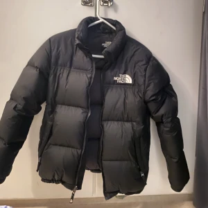 The north face jacka  - Älskar denna jacka. Sparsamt använt i 2 år. Inga skador eller täcken på använd.  Säljer den pågrund av att jag vill köpa en annan jacka. Den är varm och skön. Storlek XL i barnstorlek men sitter som en S. 