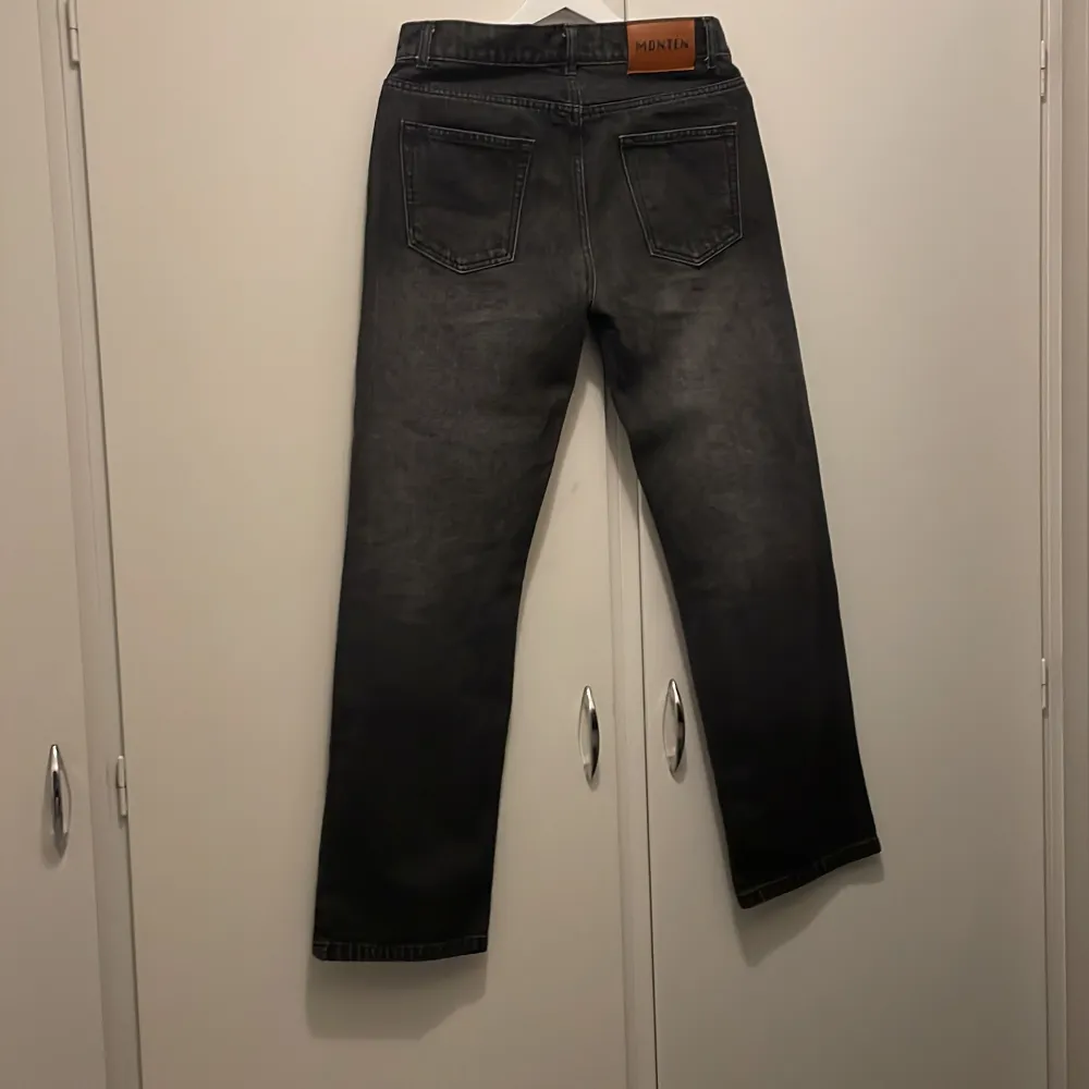 Limiterade Jeans ifrån Montén, färgen är svart fade och storleken är 30/30 och passar perfekt om man är emellan 170/175 Skick är 10/10 aldrig använda iprincip . Jeans & Byxor.