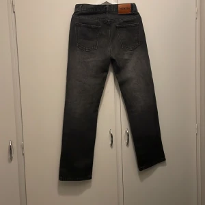 Montén Jeans - Limiterade Jeans ifrån Montén, färgen är svart fade och storleken är 30/30 och passar perfekt om man är emellan 170/175 Skick är 10/10 aldrig använda iprincip 
