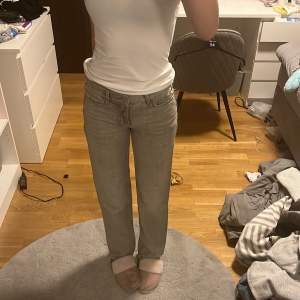 Lågmidjade ljus gråa jeans från Gina i bra skick i storlek 32 använda sparsamt köpta för 500 förra året❤️