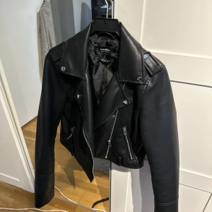Skinn jacka  - Skinn jacka från pull & bear som är as cool, säljer även en storlek större (M) 