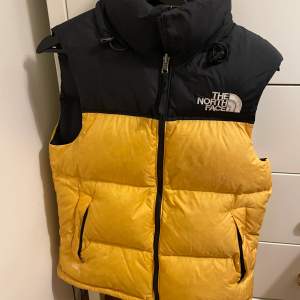 Säljer min north face väst storlek xs  pris: 400