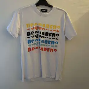 Riktigt snygg dsquared2 T-shirt men tyvärr kommer den aldrig till användning