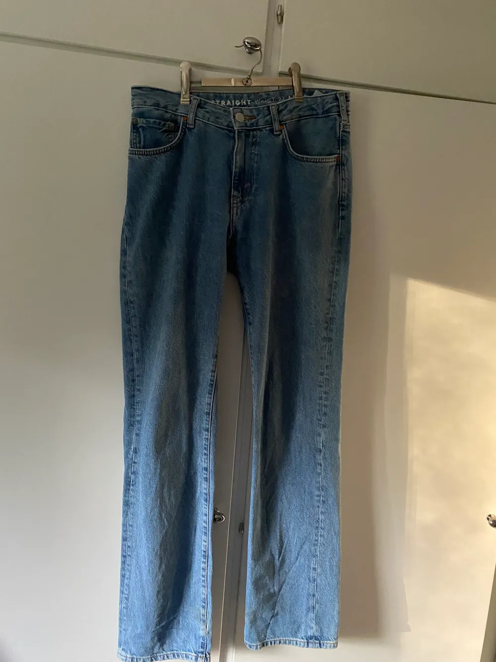 Fina jeans från bikbok med medel låg midja. De är använda fåtal gånger och är i fint skick.💕. Jeans & Byxor.