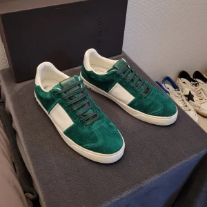 Valentino Flycrew - Extremt feta valentino flycrews! Cond 9/10, box ingår! Alla nitar kvar!. Äkthetsbevis finns. Hör av dig vid minsta lilla fråga🙂