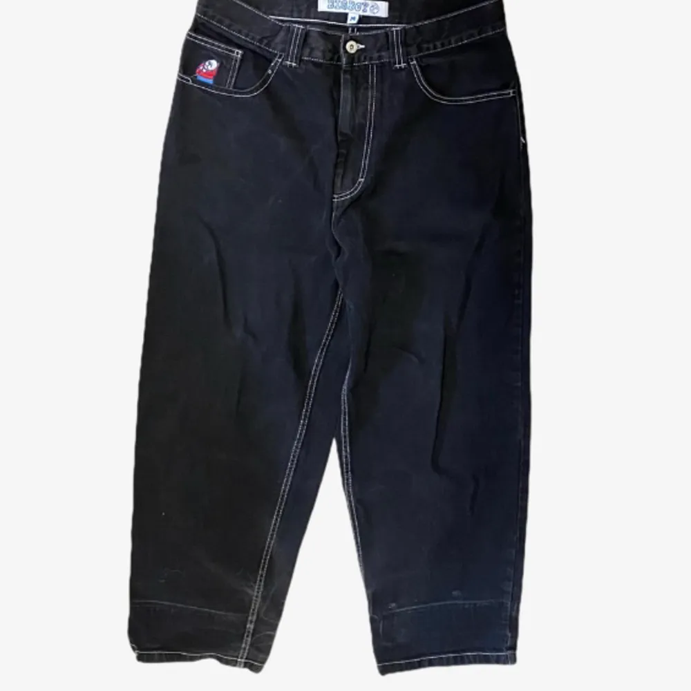 Riktigt Baggy jeans i storlek M. Sitter bra. Lite slitna nertill men annars bra kvalite . Jeans & Byxor.