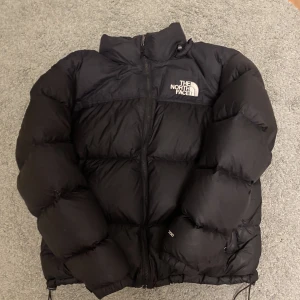 The north face dunjacka - Säljer min väldigt fina The north face dunjacka som passar perfekt inför vintern pga den är för stor. Jackan har inga synliga defekter. 