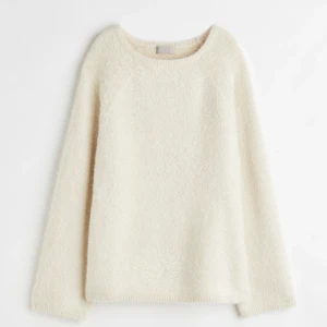 Slutsåld oversized lurvig tröja h&m - Oversized superfin crémevit lurvig tröja från h&m med lite ”glitter” i tyget! Har även slits på sidorna💞Mycket bra skick, använd fåtal gånger💞
