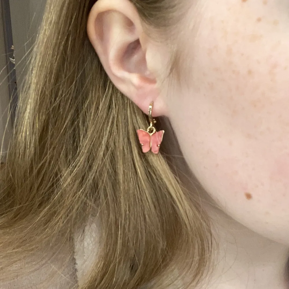 Jättesöta rosa fjärilsörhängen i guld🦋Säljer då de inte är min stil längre. OBS: Den rosa färgen på örhängena är lite lite mörkare än vad bilden visar. För mer info och bilder skriv privat.. Accessoarer.