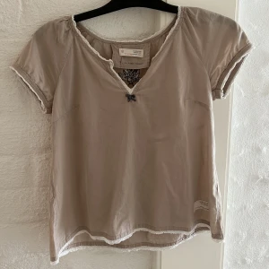 Odd Molly blus - Brun kortärmad blus från Odd Molly