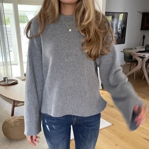 Stickad tröja - Säljer denna supermysiga stickade tröjan från pull&bear. Den sista bilden är lånad av lova Widerberg. Inte alls nopprig. Skriv för fler frågor!💞