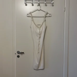 Figursydd sommarklänning - Jättesöt sommarklänning från Branting, köpt i märkesbutik. Använd endast 2 gånger. Har dubbelt tyg runt bysten.