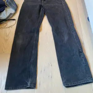 Svarta högmidjade jeans i superbra skick som inte används då jag inte trivs i högmidjat. 