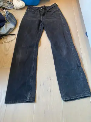 Svarta högmidjade jeans i superbra skick som inte används då jag inte trivs i högmidjat. 