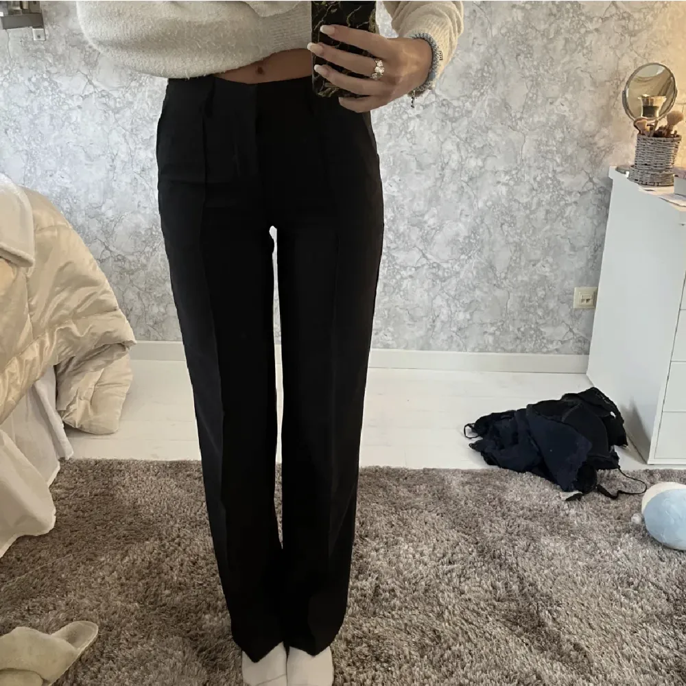 Svarta kostymbyxor från Madlady, modell Sally, aldrig använda, storlek 34 Tall💗 frakt ingår ej. Jeans & Byxor.