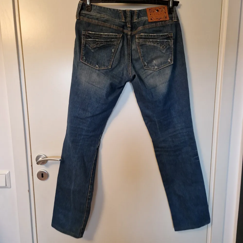 Superfina replay jeans i nyskick!❤️ Lågmidjade och något utsvängda🌸 midja: 41 cm innerbenslöngd: 78 cm. Farkut & Housut.